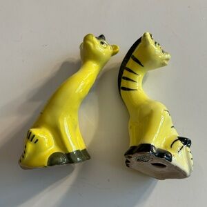 SONSCO MADE IN JAPAN CERAMIC TIGGERS SALT & PEPPER SHAKERS YELLOW & BLACK